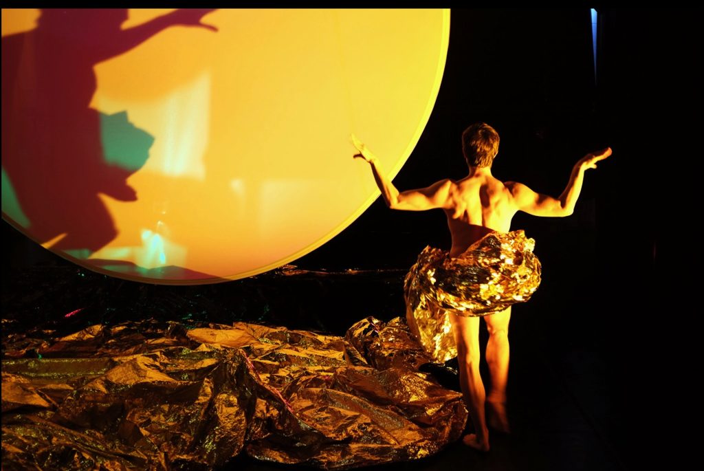 oh-louis_Theatre de la ville_Robyn Orlin_hd02_©studiohabeascorpus-2_@loeildoliv
