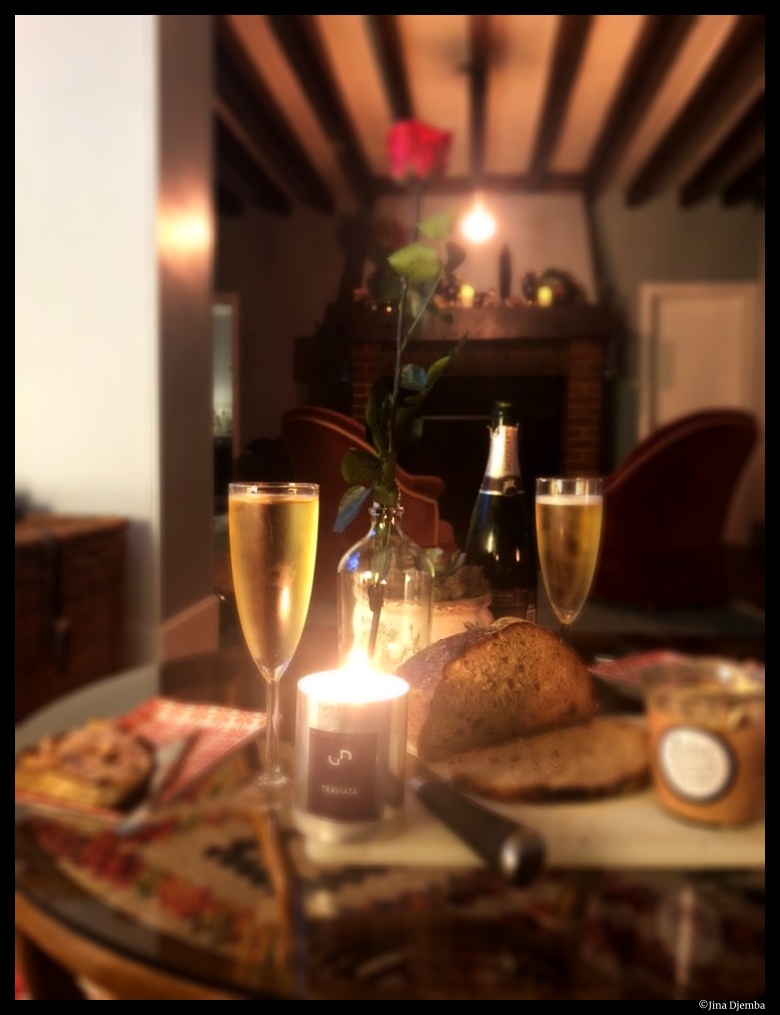 un dîner romantique © Jina Djemba