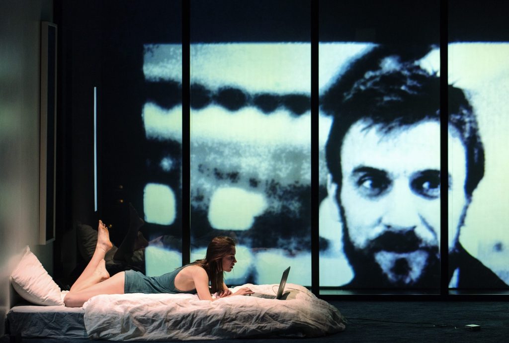 Ctrl-X de Pauline Peyrade, Mise en scène de Cyril Teste. Laureline Le Bris-Cep © Samuel Rubio