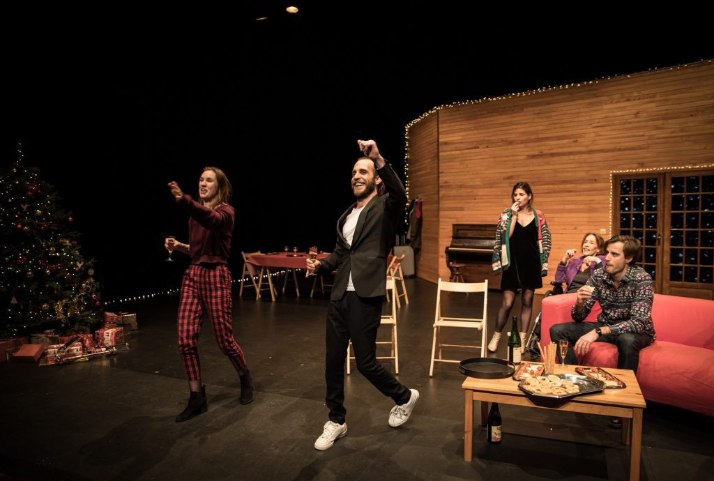 Le collectif le Grand Cerf Bleu réinvente le réveillon de noël dans <em>Jusqu'ici tout va bien</em> © Simon Gosselin