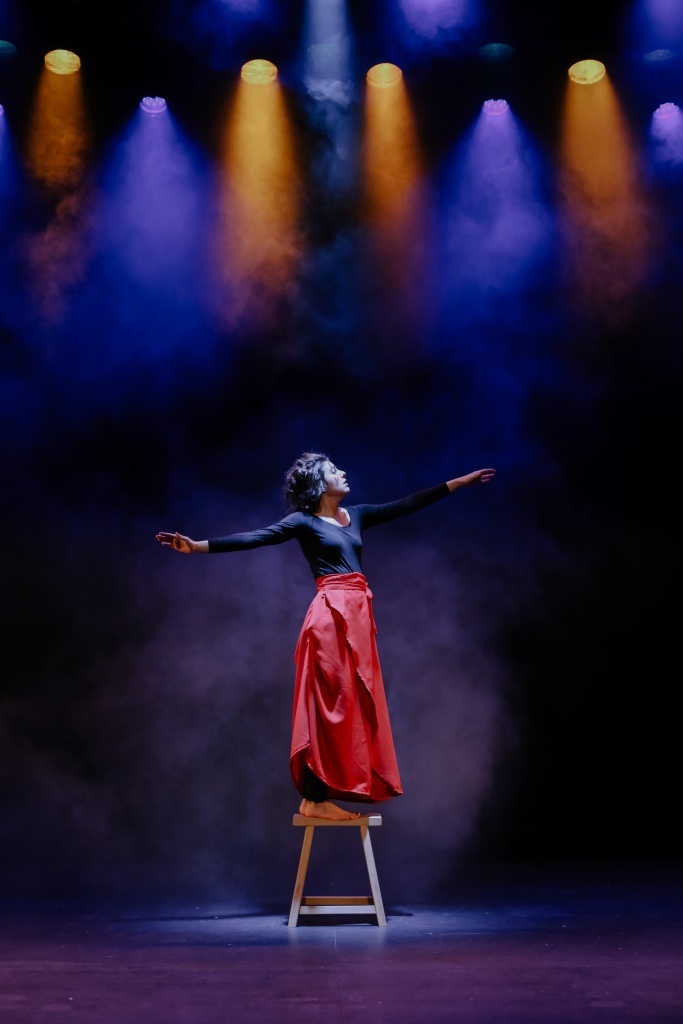 Eva Rami seule en scène © Gaëlle Simon 