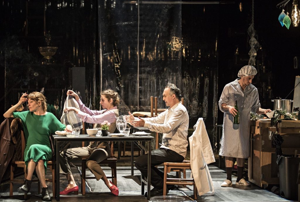 Jeanne Lepers à l'Odéon dans Un ennemi du peuple d'Ibsen, mise en scène par Jean-François Sivadier. ©Jean Louis Fernandez