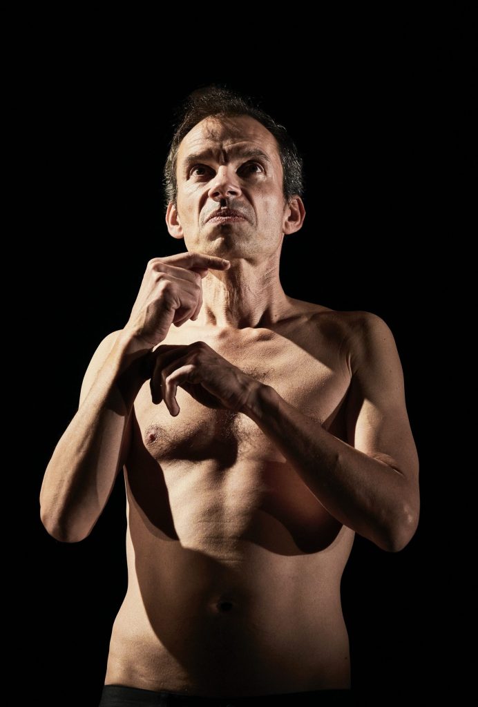 Un jour, je reviendrai d’après L’Apprentissage et du Voyage à La Haye, deux récits autobiographiques de Jean-Luc Lagarce
Théâtre de Sartrouville – Yvelines CDN
Mise en scène de Sylvain Maurice. Vincent Dissez. 
© théâtre de Satrouville