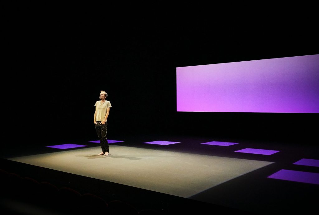 Un jour, je reviendrai d’après L’Apprentissage et du Voyage à La Haye, deux récits autobiographiques de Jean-Luc Lagarce
Théâtre de Sartrouville – Yvelines CDN
Mise en scène de Sylvain Maurice. Vincent Dissez. 
© théâtre de Satrouville