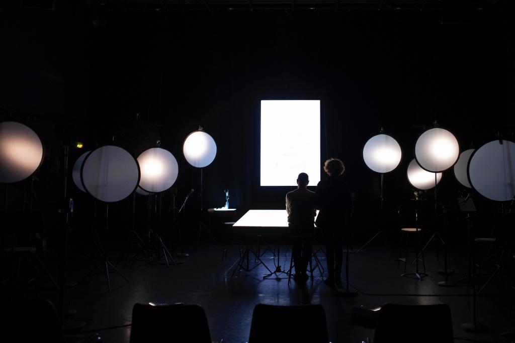 Un d'après Le Roman d’un être de Bernard Noël - Mise en scène de Frédéric Leidgens © Claire Bardane