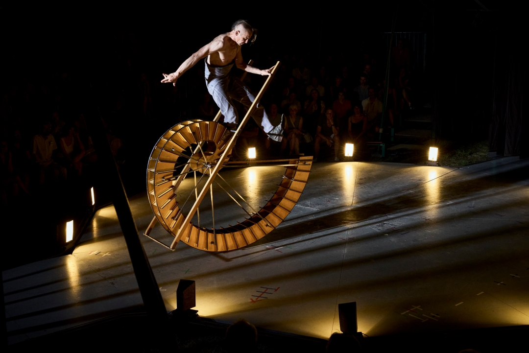Terces - Johann Le Guillerm © Christophe Raynaud de Lage / Festival d'Avignon